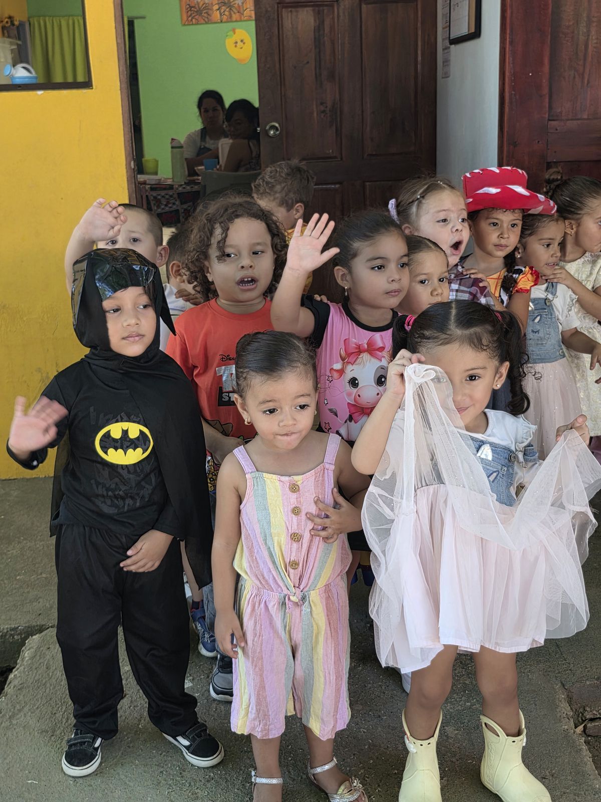 Niñas y niños posando con sus disfraces