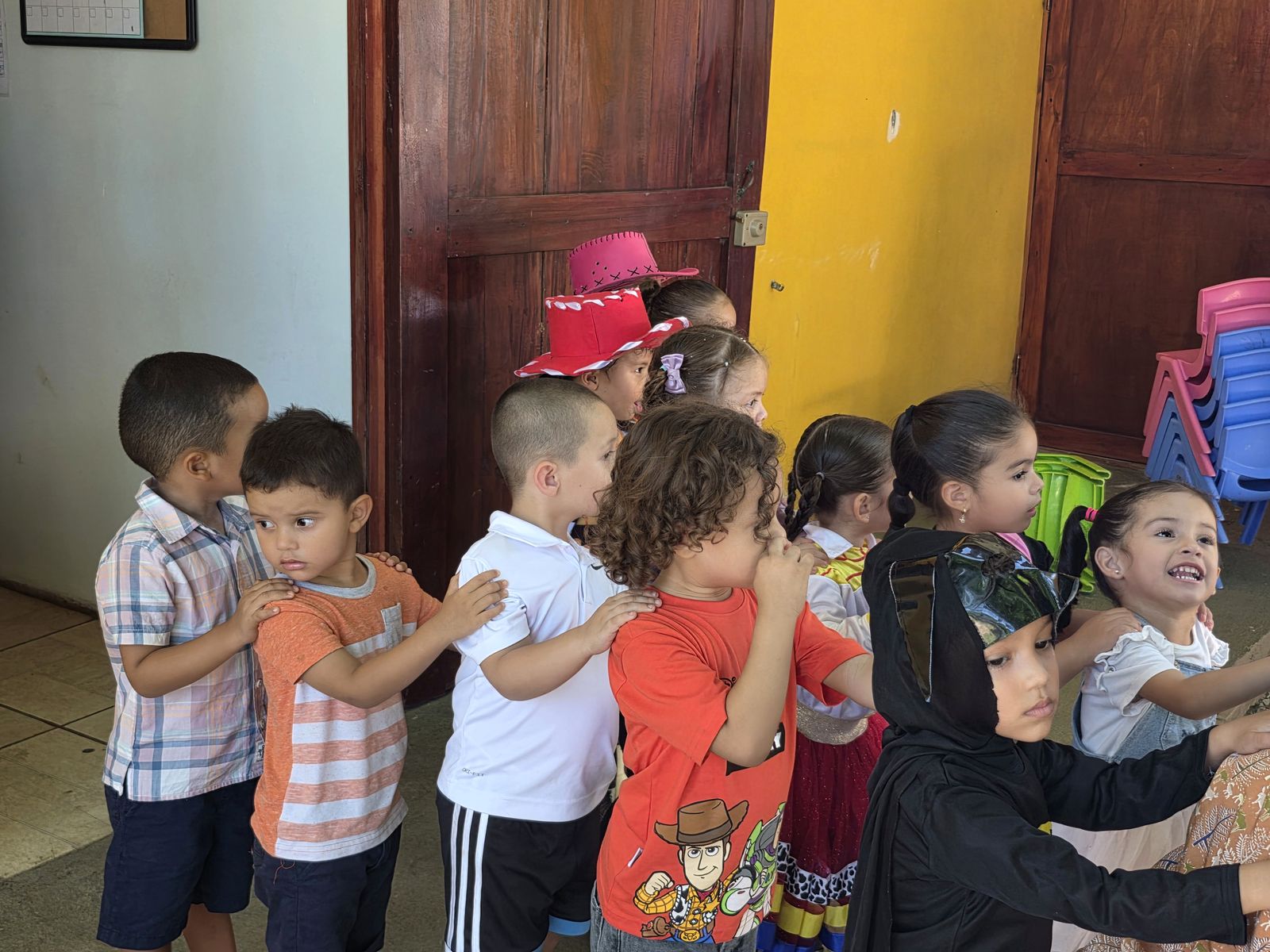 Grupo de niños y niñas compartiendo con alegría