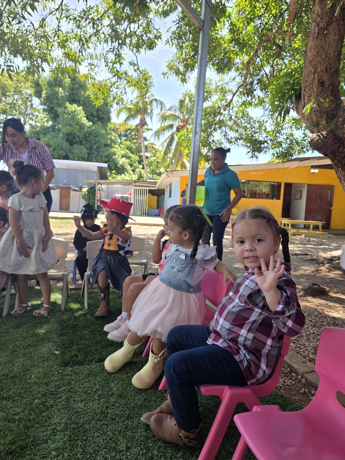 Niños y niñas sentados disfrutando la actividad