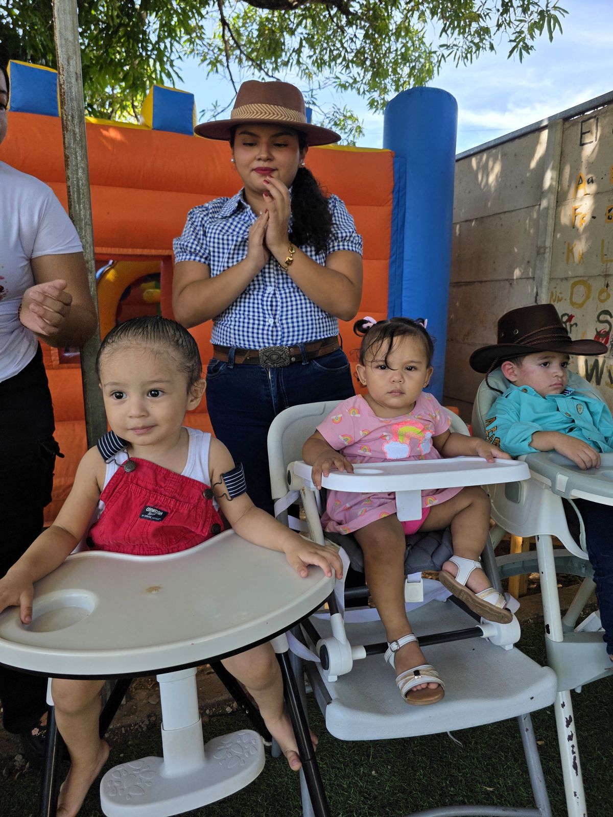 Bebés sentados en sus sillas infantiles