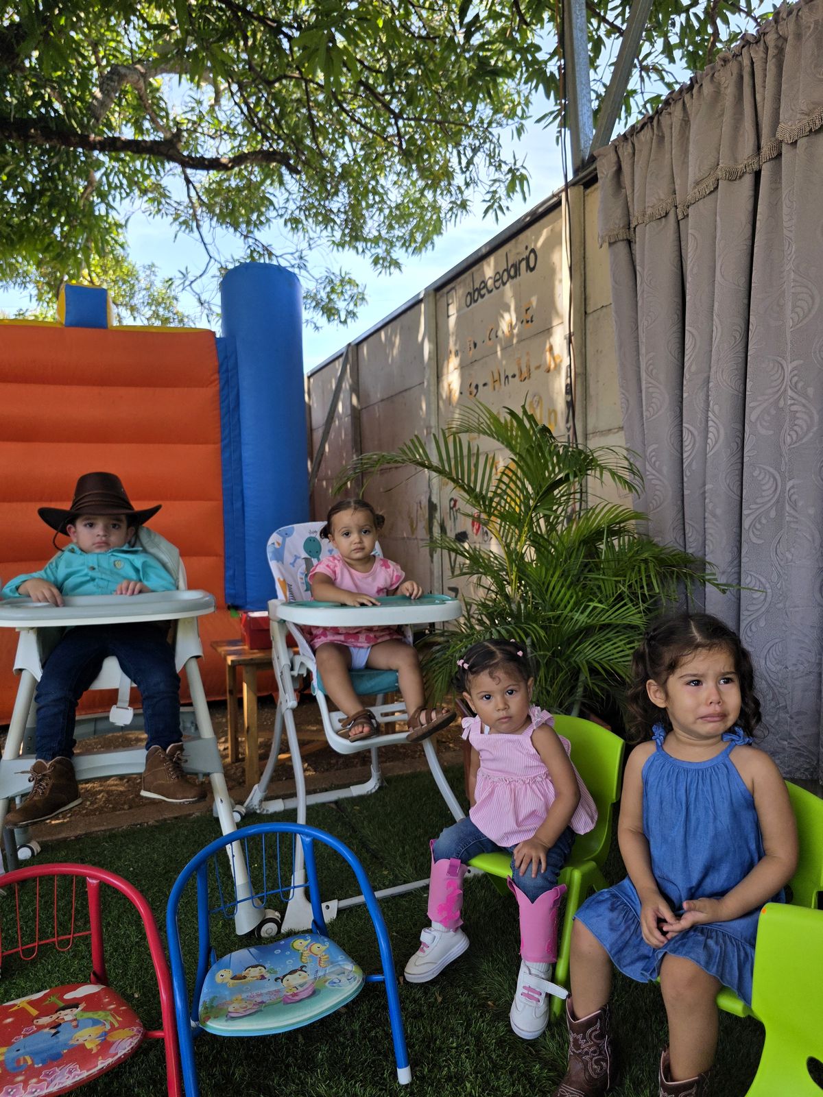 Bebés y niñas compartiendo en sus asientos