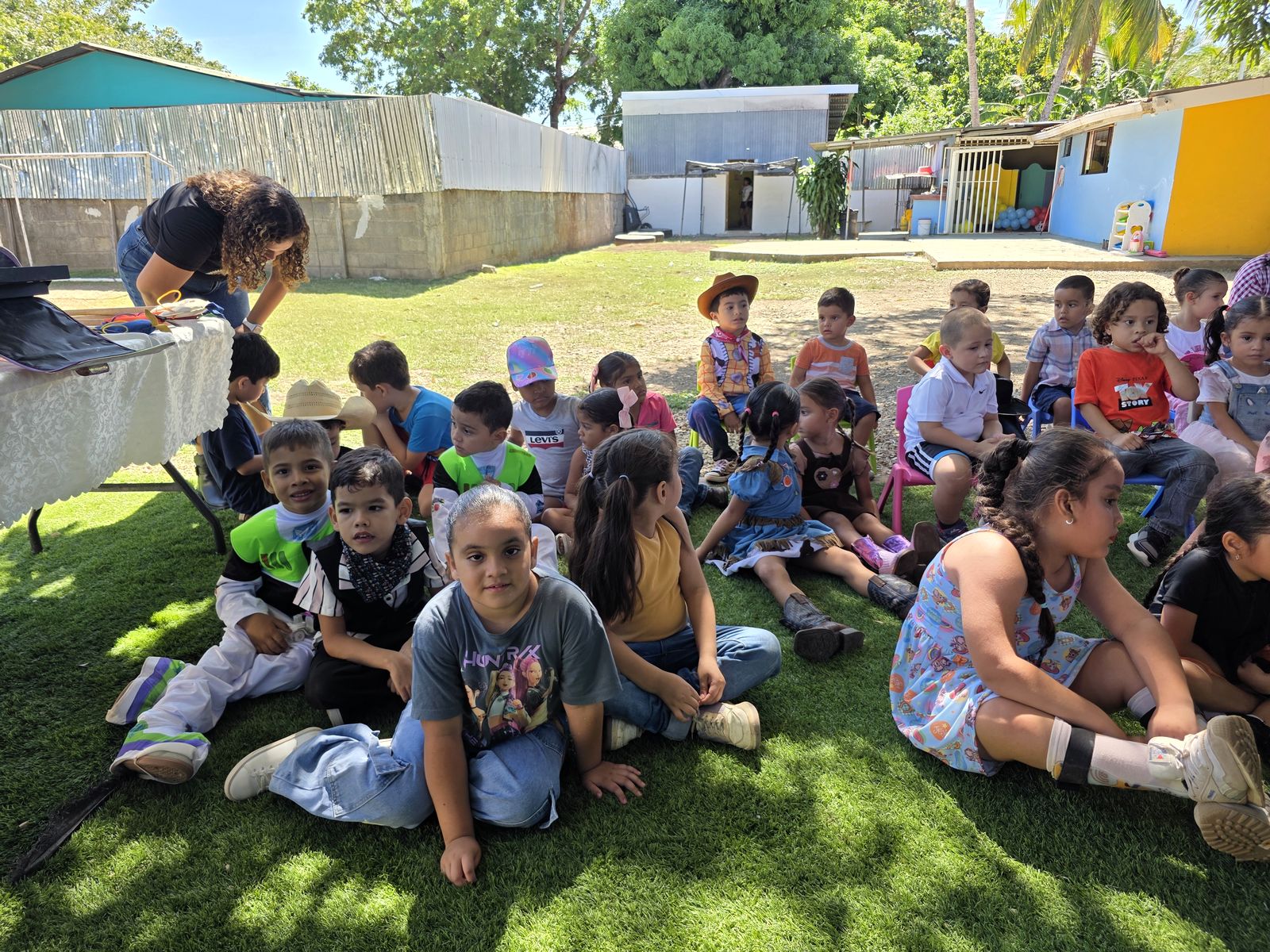 Comunidad infantil reunida bajo la sombra