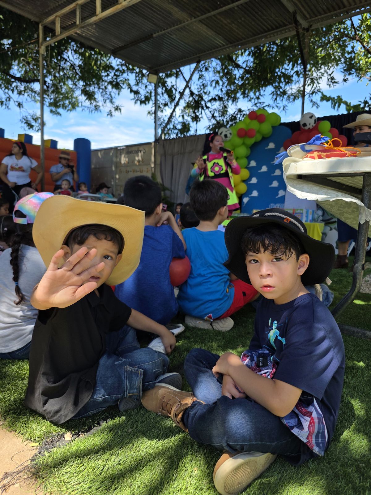 Niños con sombreros y disfraces
