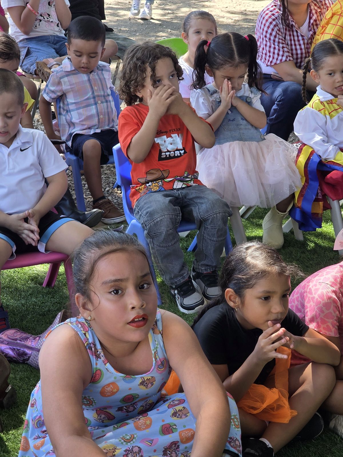 Niñas y niños reunidos durante la celebración
