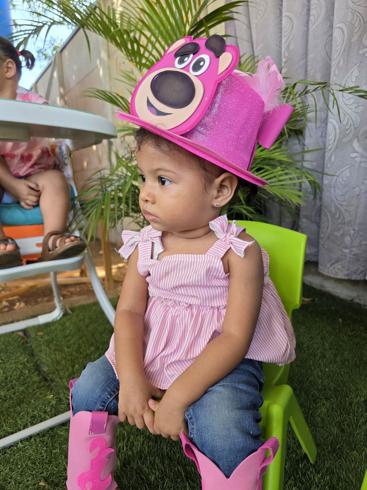 Niña pequeña disfrutando la actividad desde su silla