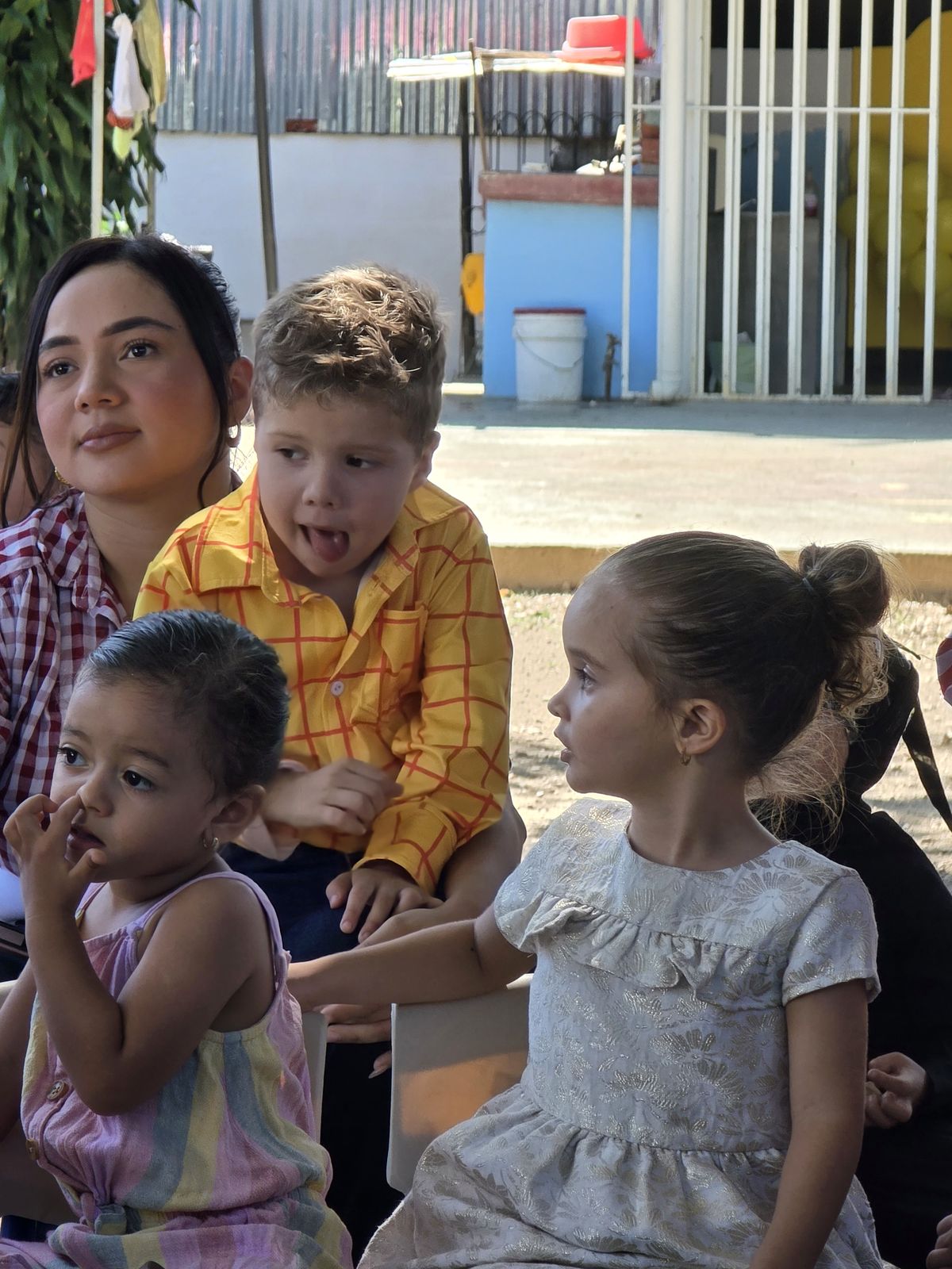 Maestra acompañando a niñas durante la actividad