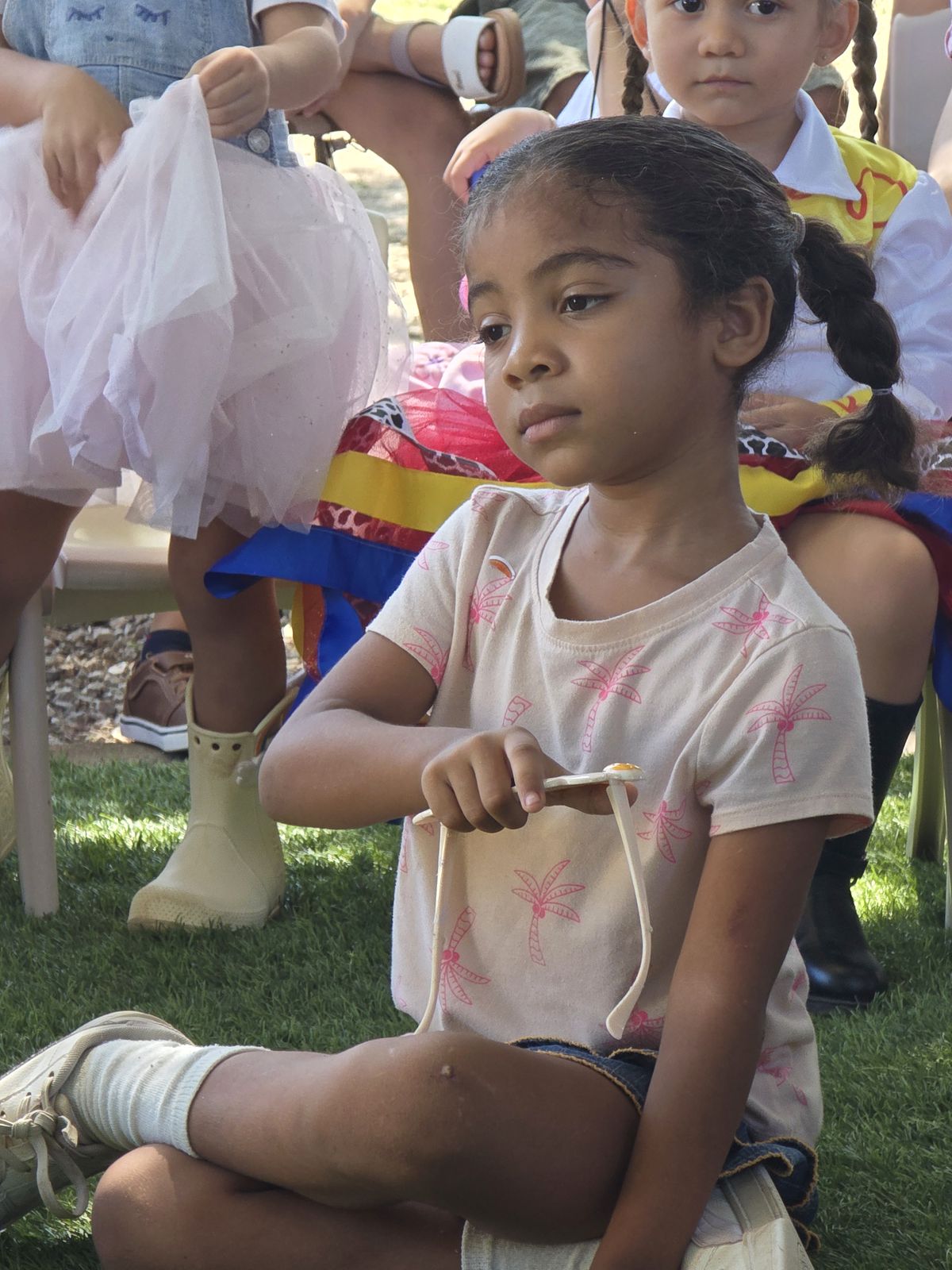 Niña sentada disfrutando un momento tranquilo