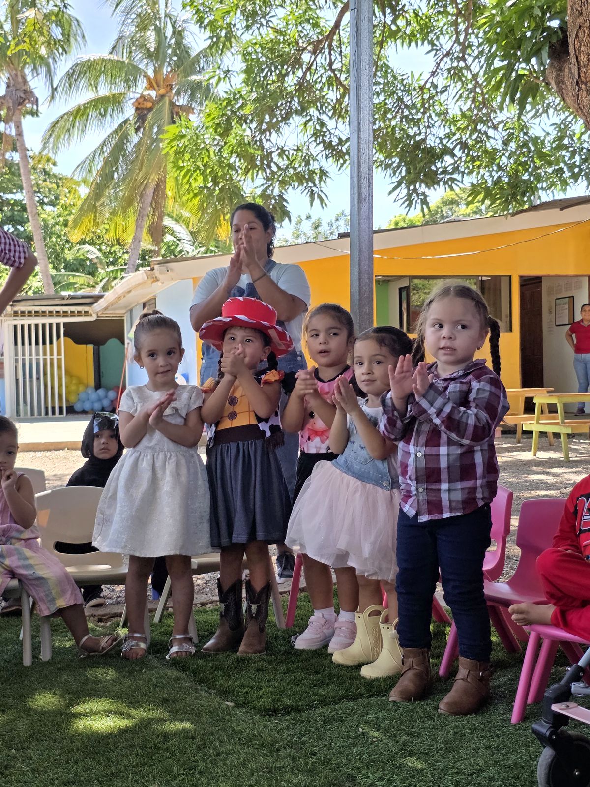 Grupo de niños y niñas mostrando sus disfraces