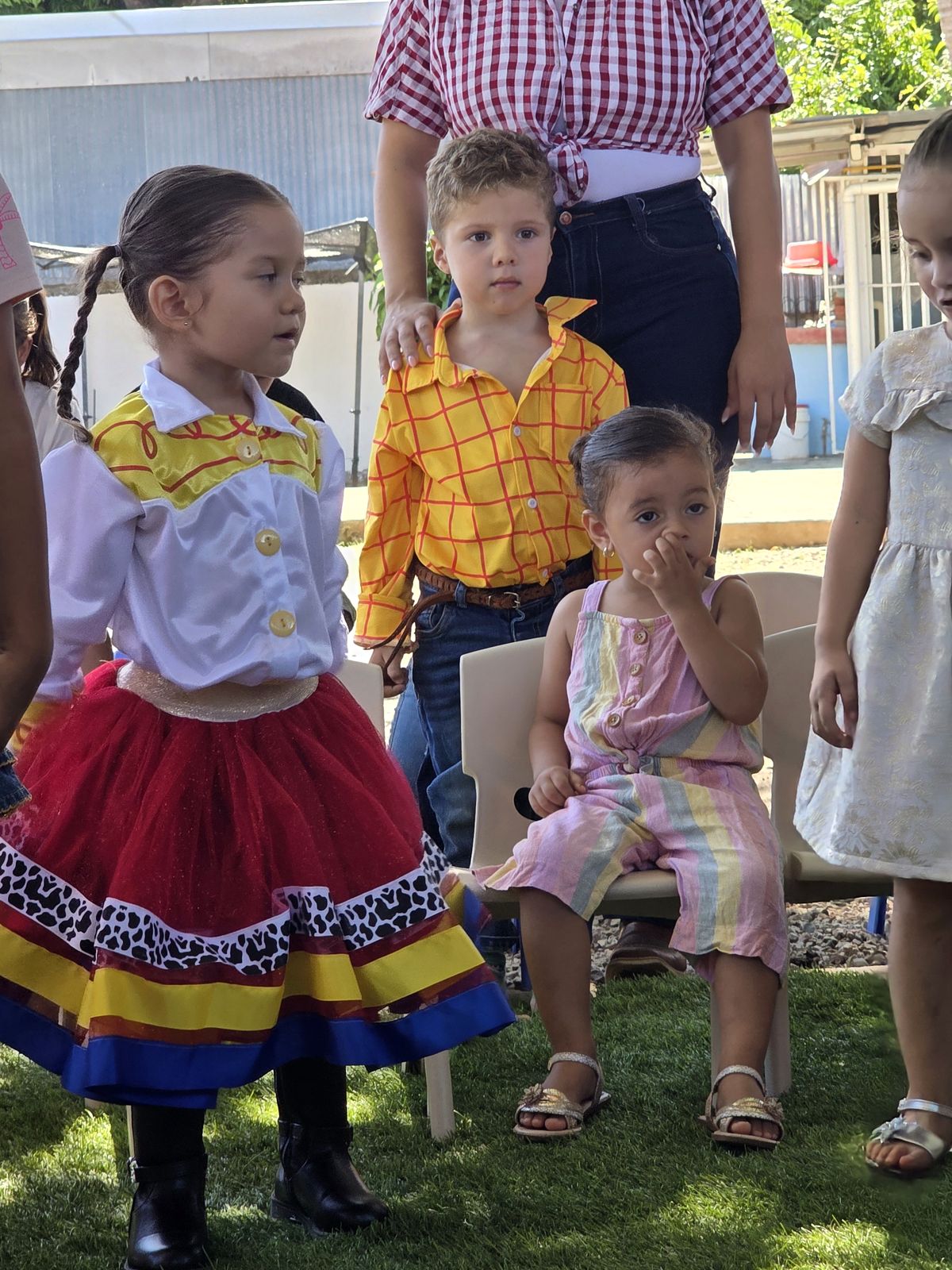 Niñas compartiendo una presentación con disfraces