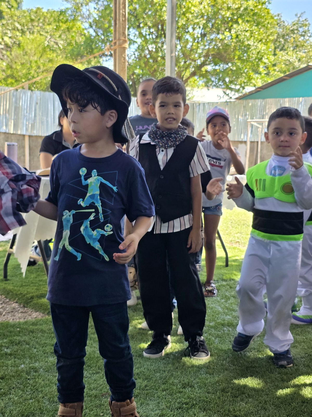 Niño participando con su disfraz