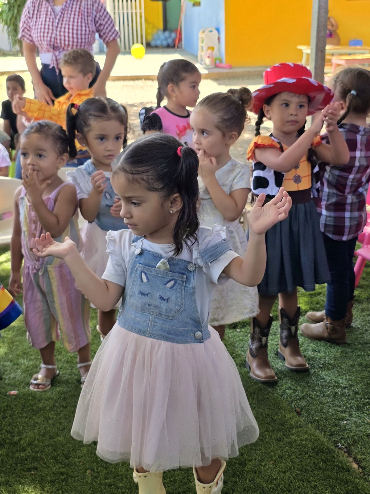 Niña bailando durante la celebración