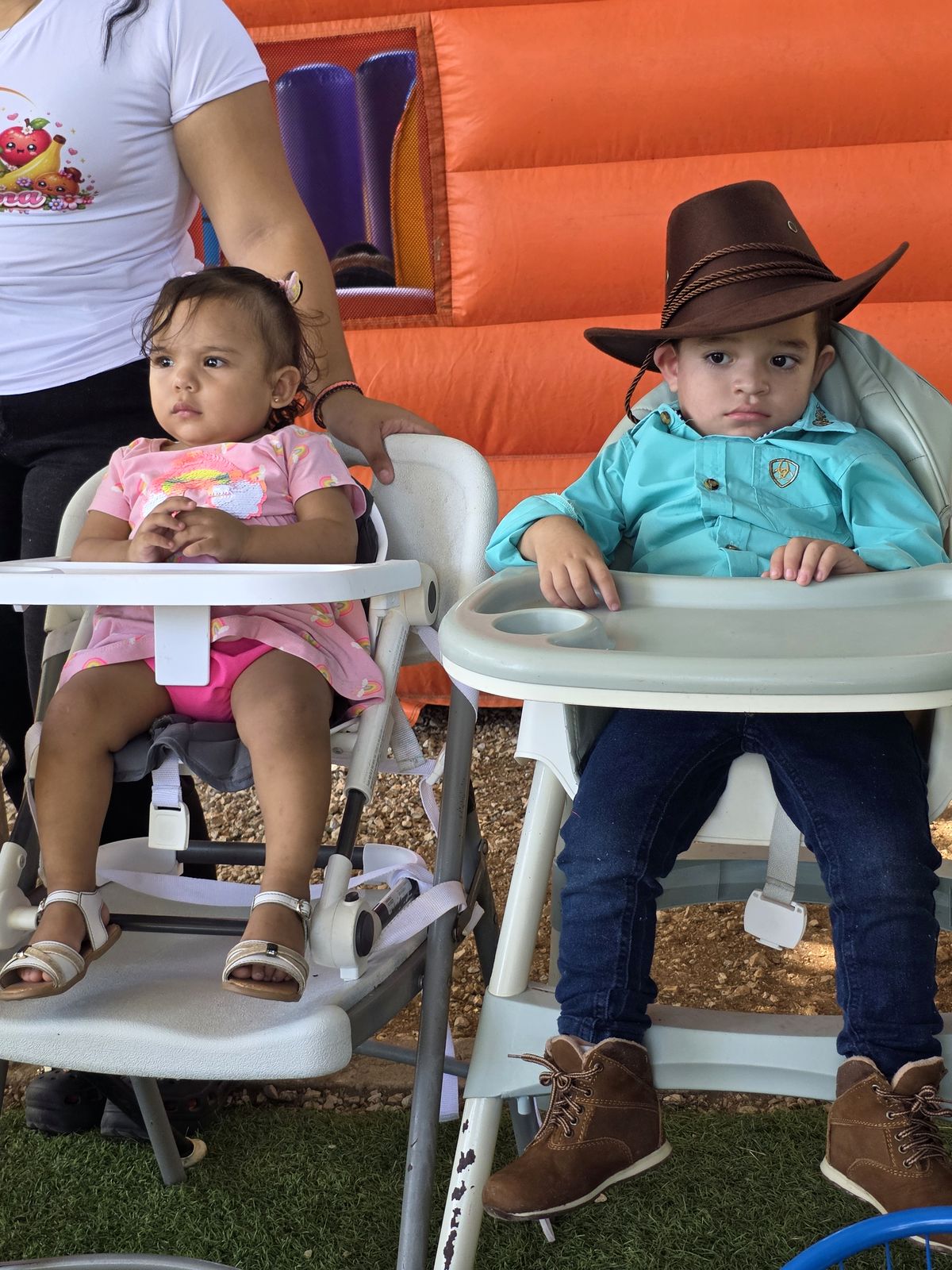 Bebés sentados en sillas infantiles