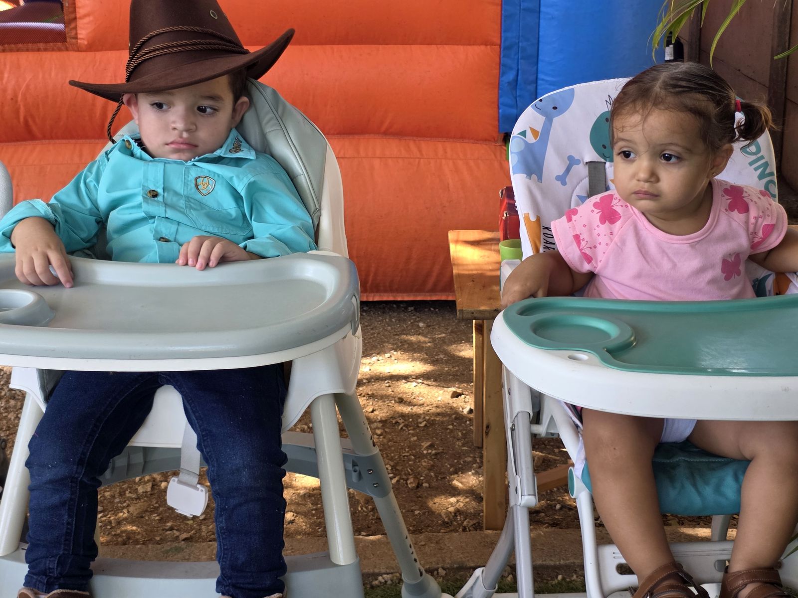 Bebés con sombreros en sus sillas infantiles