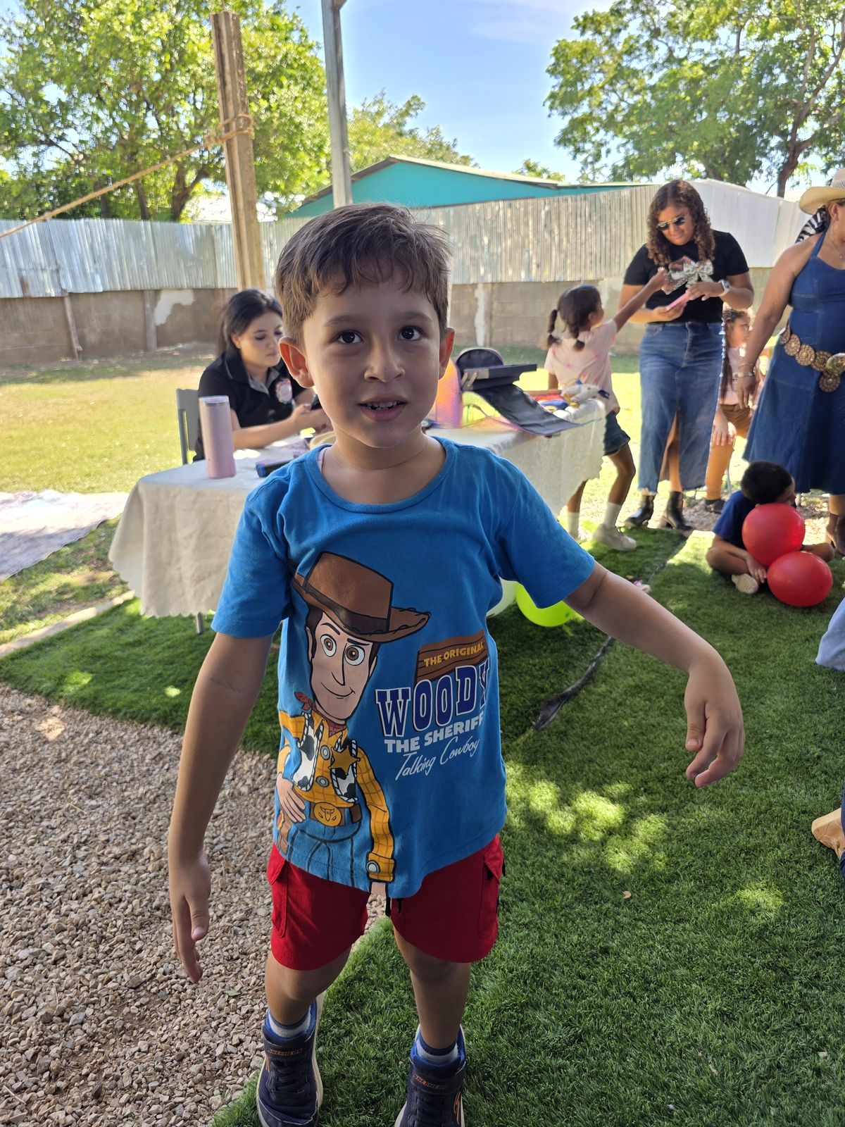 Niño sonriendo al aire libre