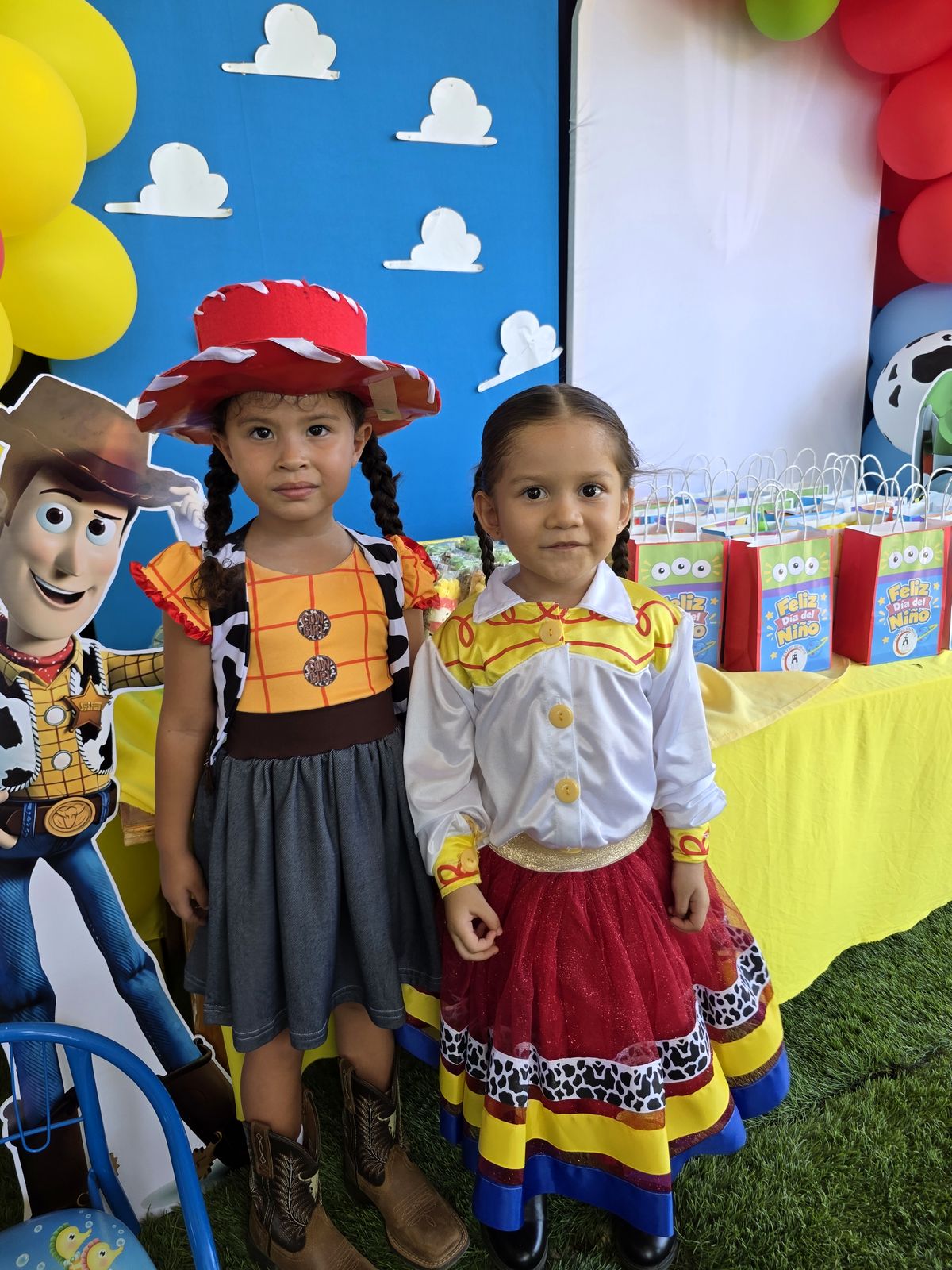 Niñas con disfraces frente a la decoración
