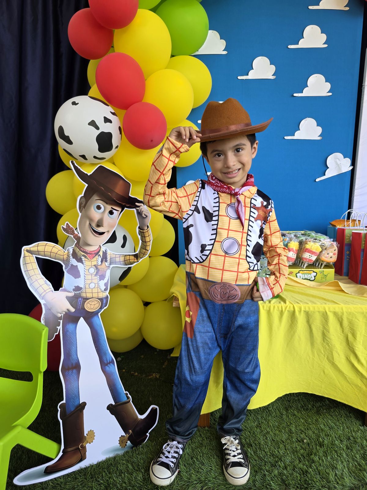 Niño con disfraz de vaquero