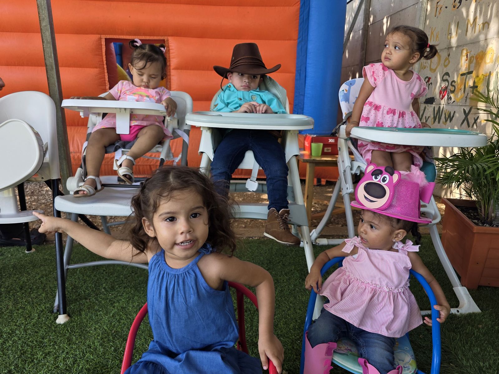 Niñas pequeñas y bebés compartiendo juntos