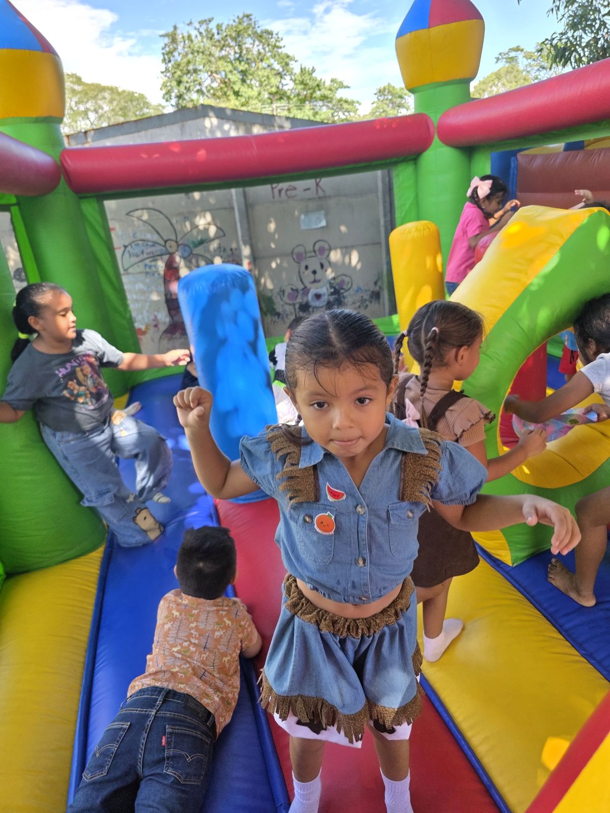 Niño jugando dentro del inflable