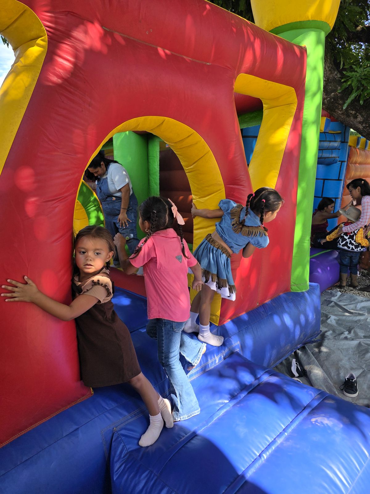 Niña sonriendo en la entrada del inflable