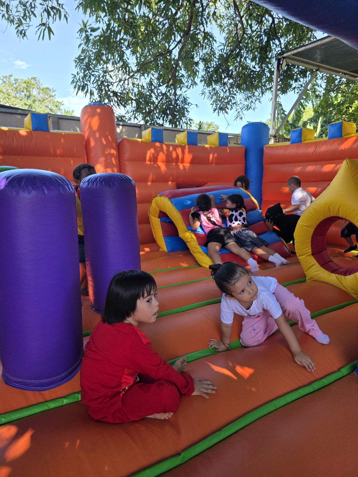 Niños y niñas jugando dentro del inflable