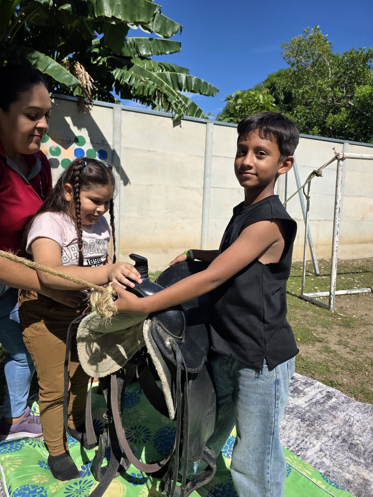 Niño disfrutando el juego con silla de montar
