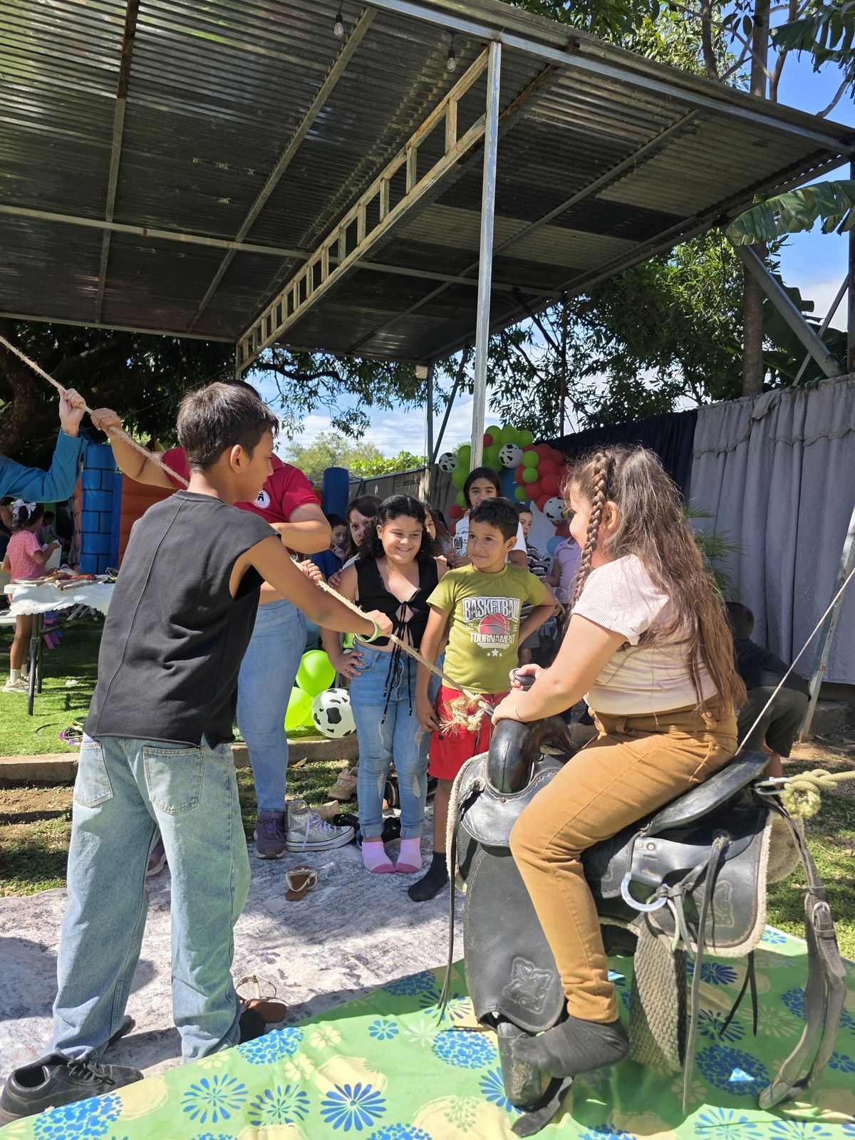 Niños y maestras acompañando el juego de montar