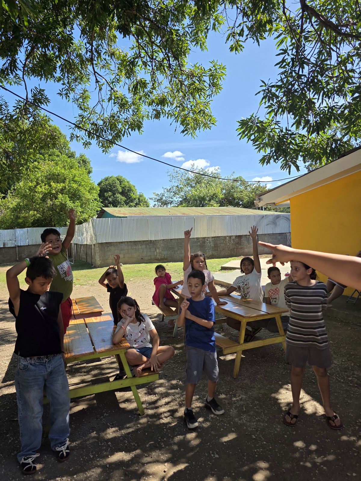 Niños participando en una actividad al aire libre