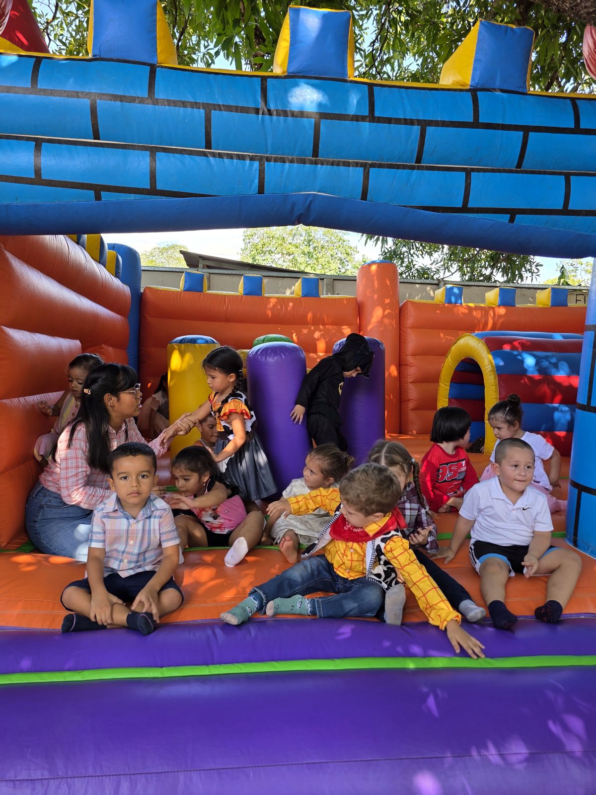 Grupo de niños y niñas dentro del inflable