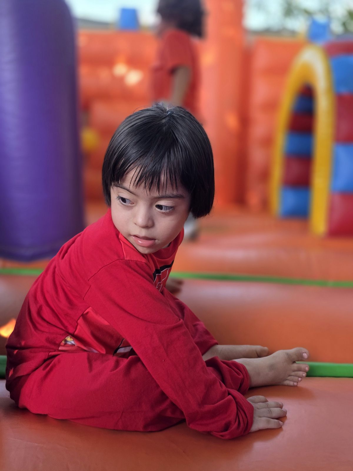 Niño disfrutando un momento de juego en el inflable
