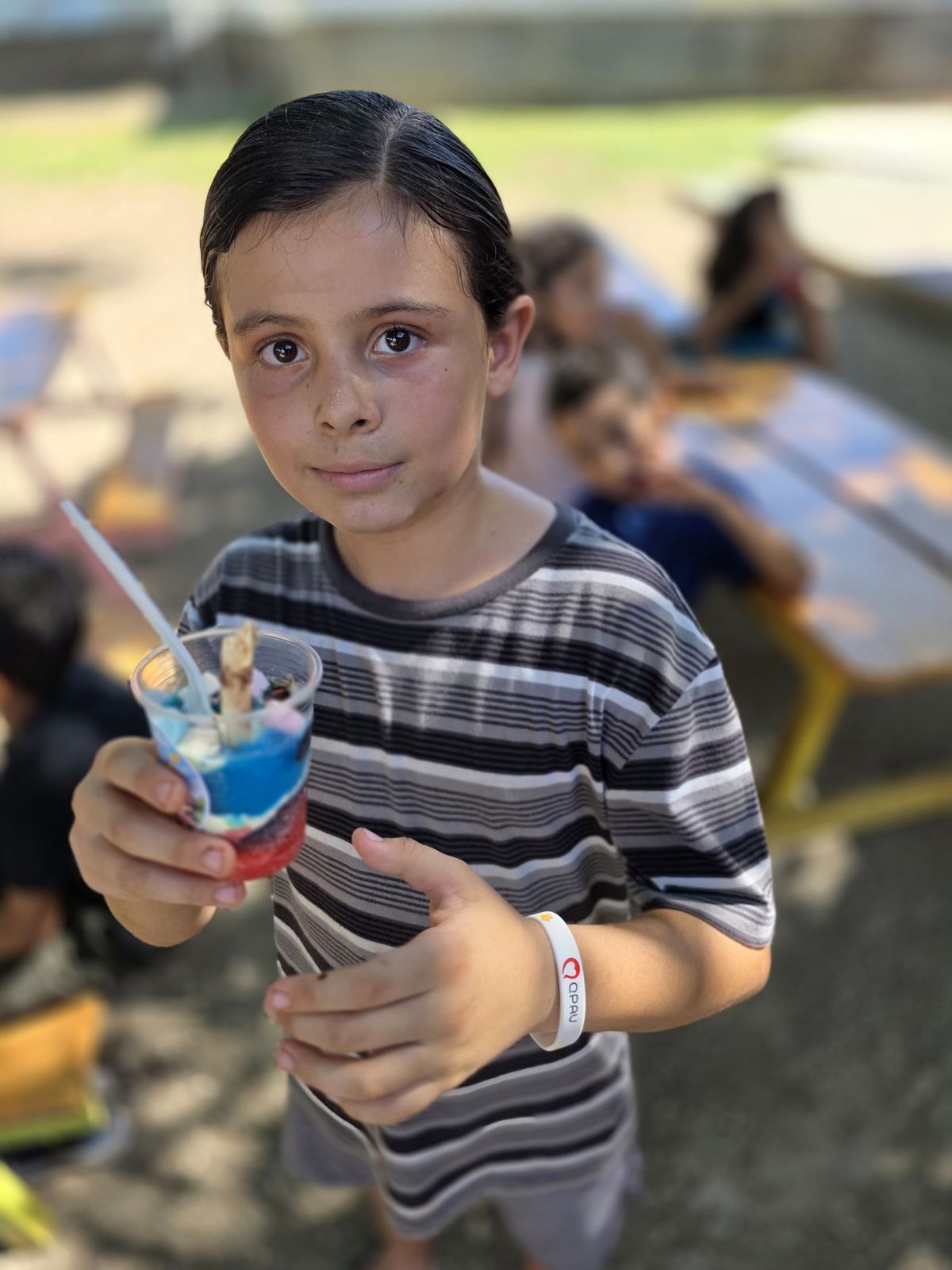 Niño mostrando feliz su granizado