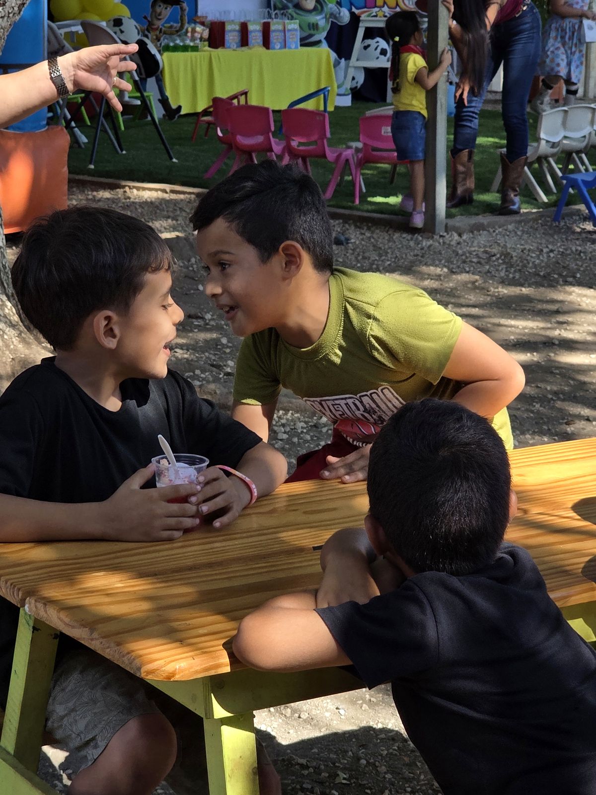 Maestra compartiendo de cerca con los niños