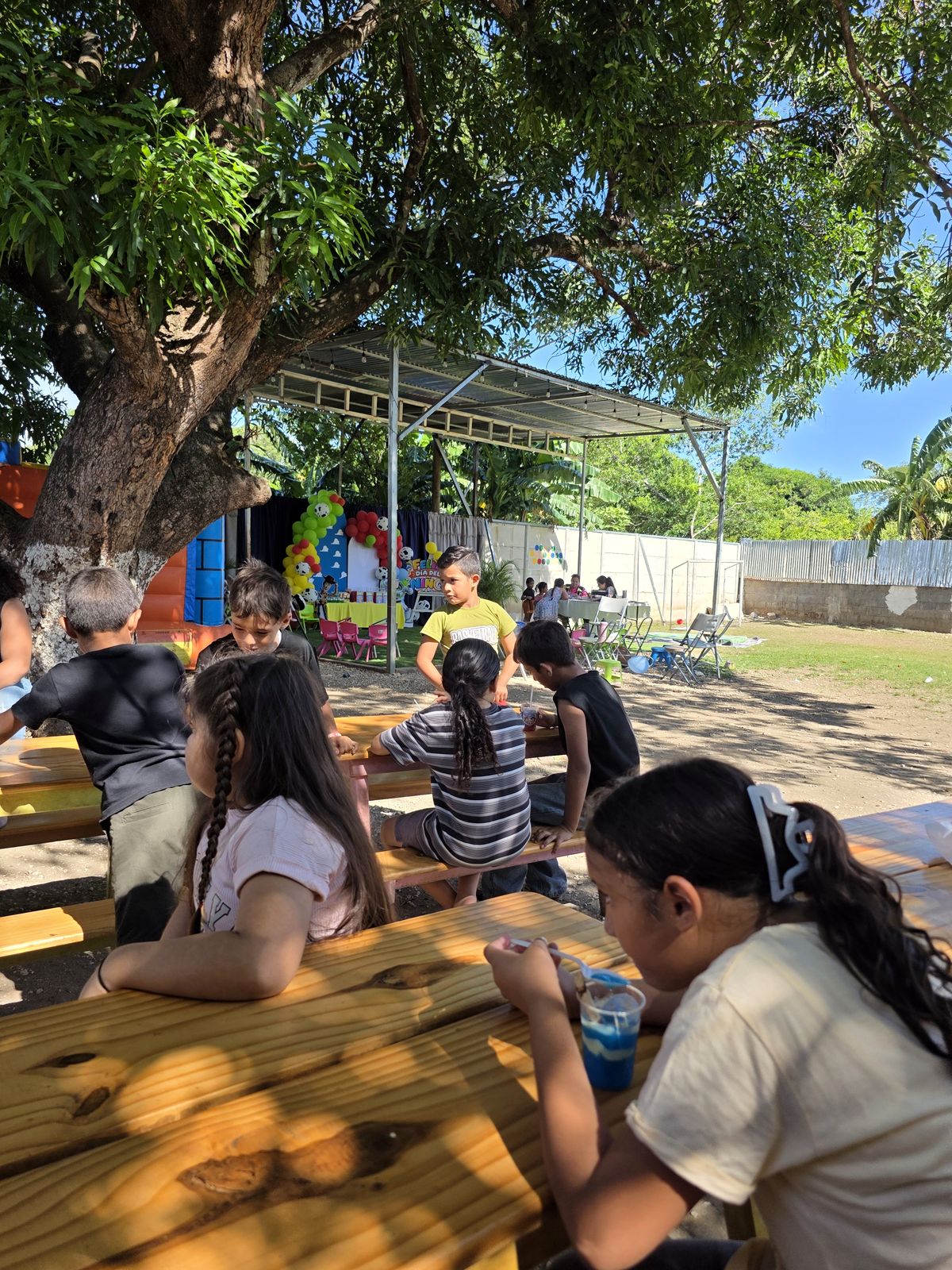 Niños y niñas compartiendo alimentos en las mesas