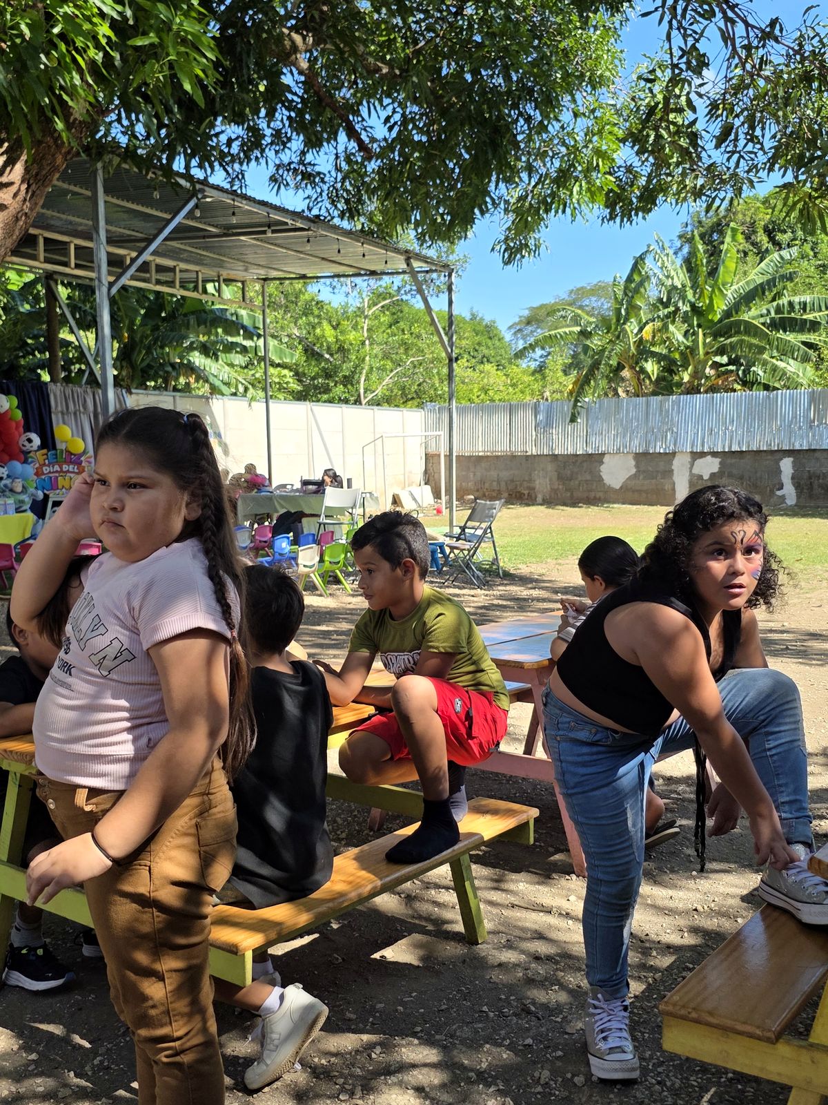 Niña disfrutando la merienda en compañía