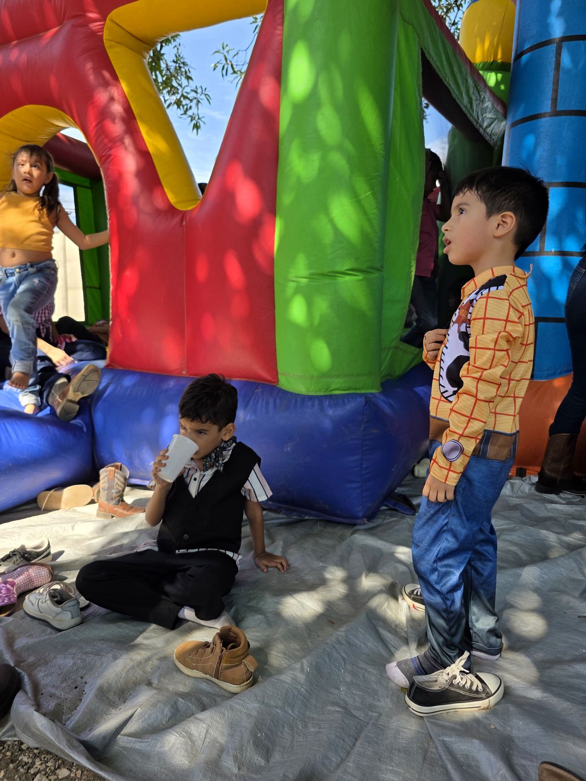 Niño participando en los juegos del inflable