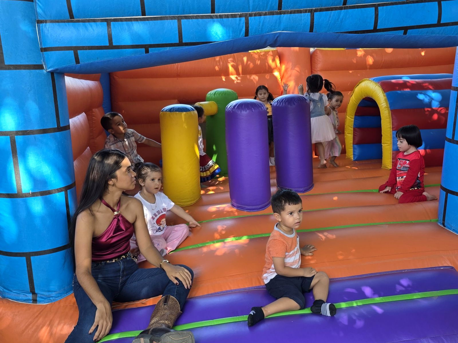 Niños pequeños jugando dentro del inflable