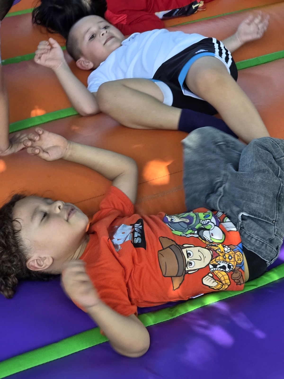 Niños descansando juntos después de jugar