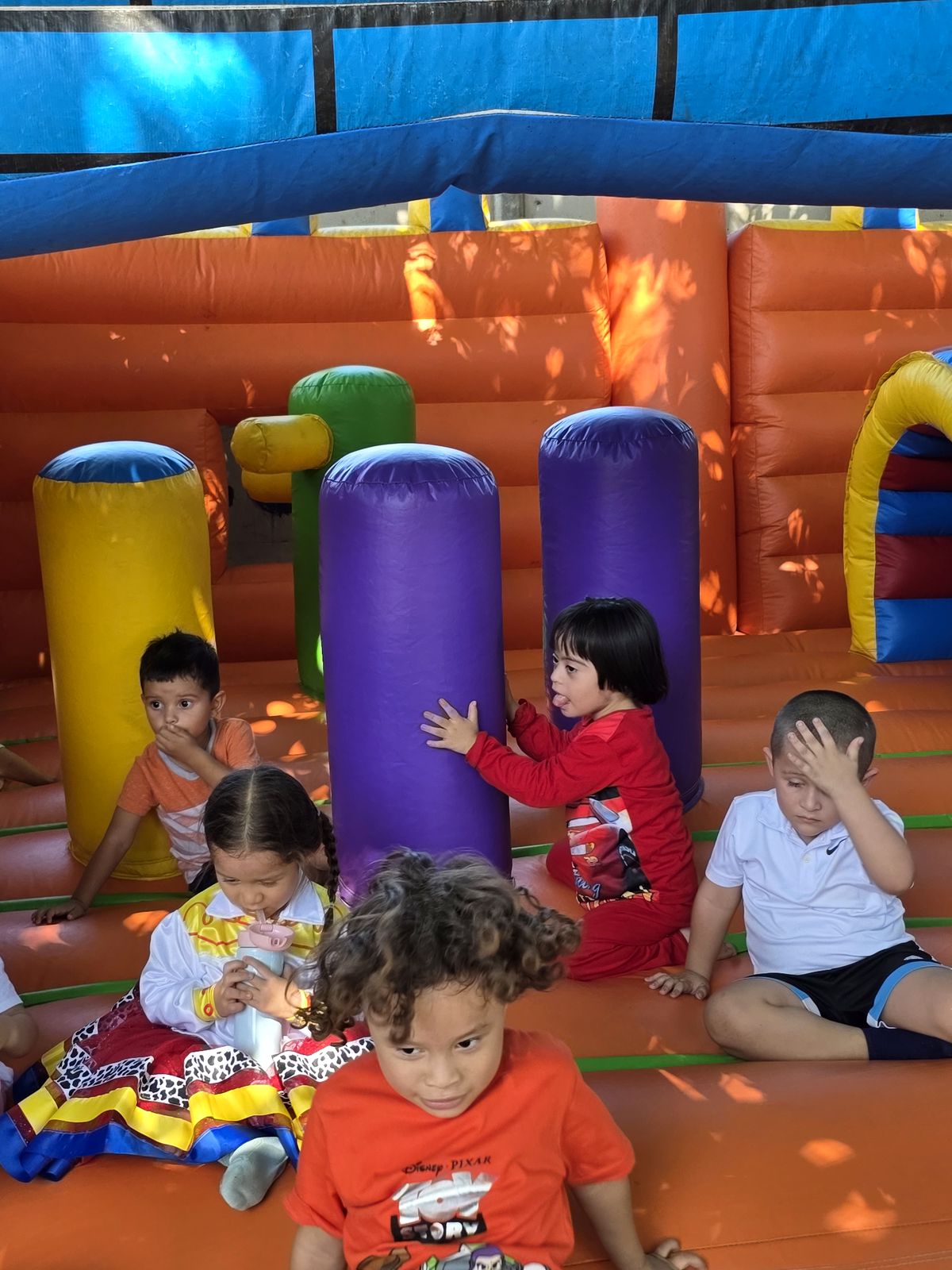 Grupo de niños y niñas compartiendo en el inflable