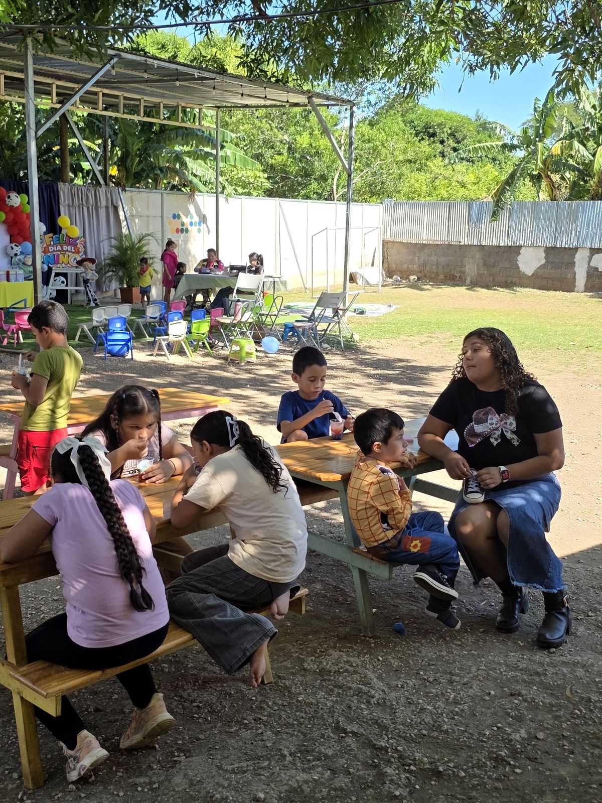 Niños compartiendo alrededor de las mesas