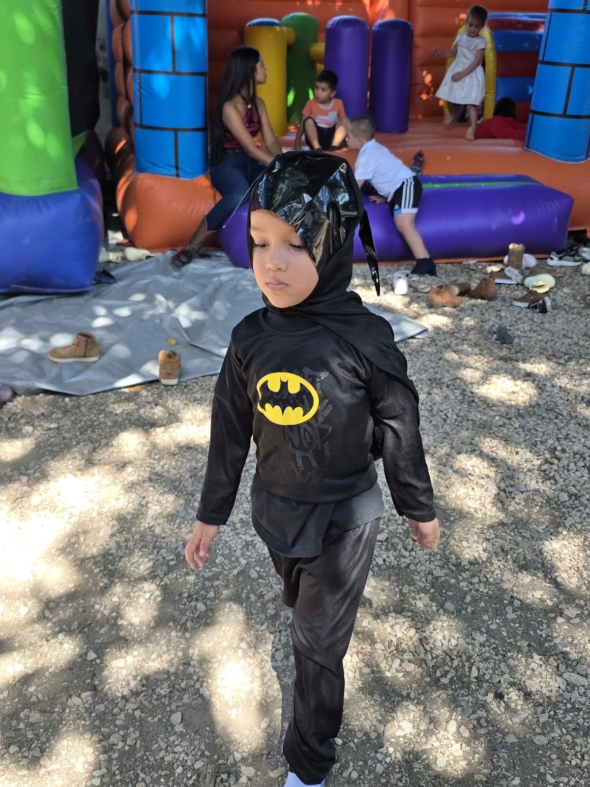 Niño sonriente con disfraz de superhéroe