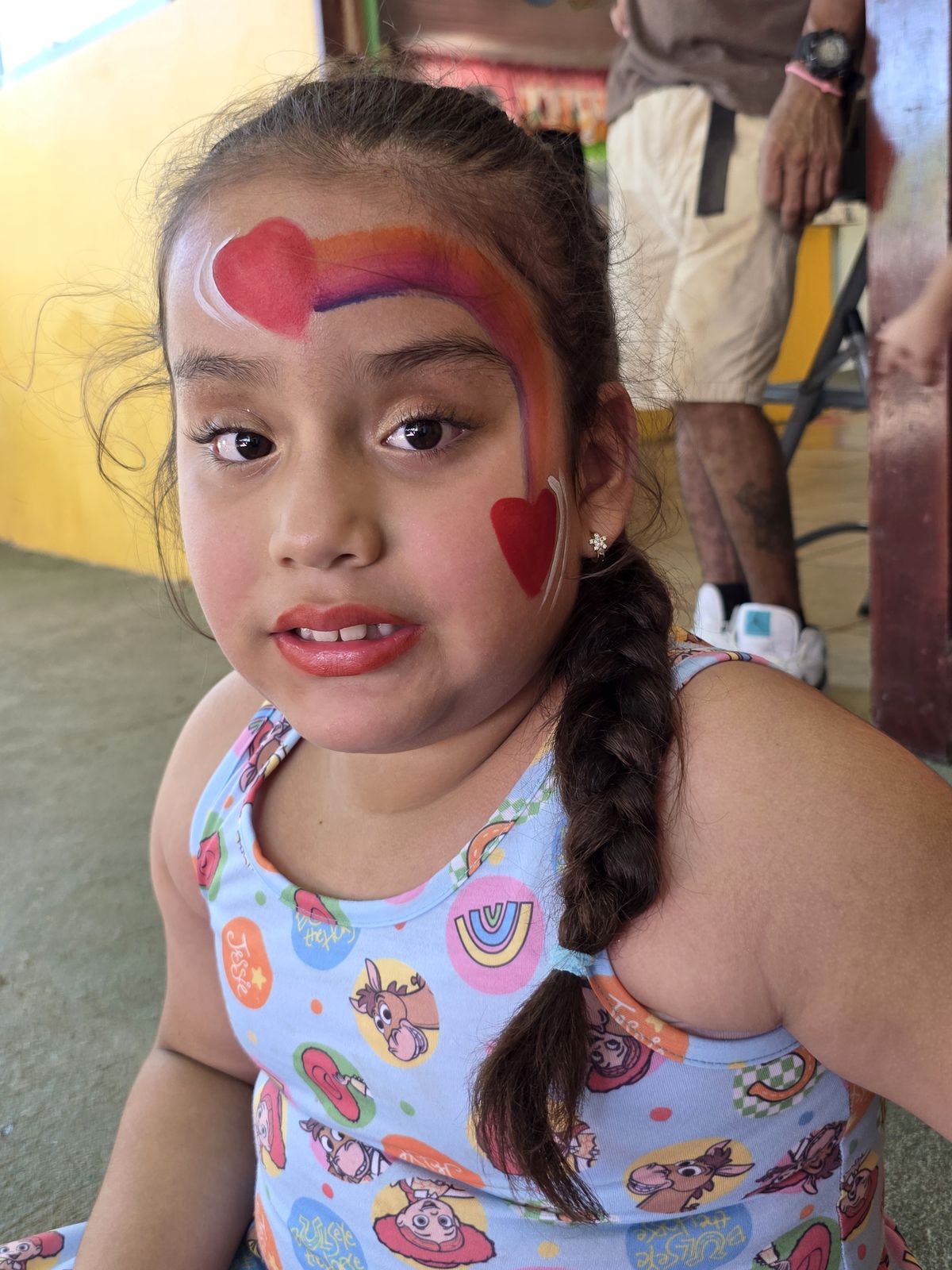 Niña mostrando alegre su pintura facial