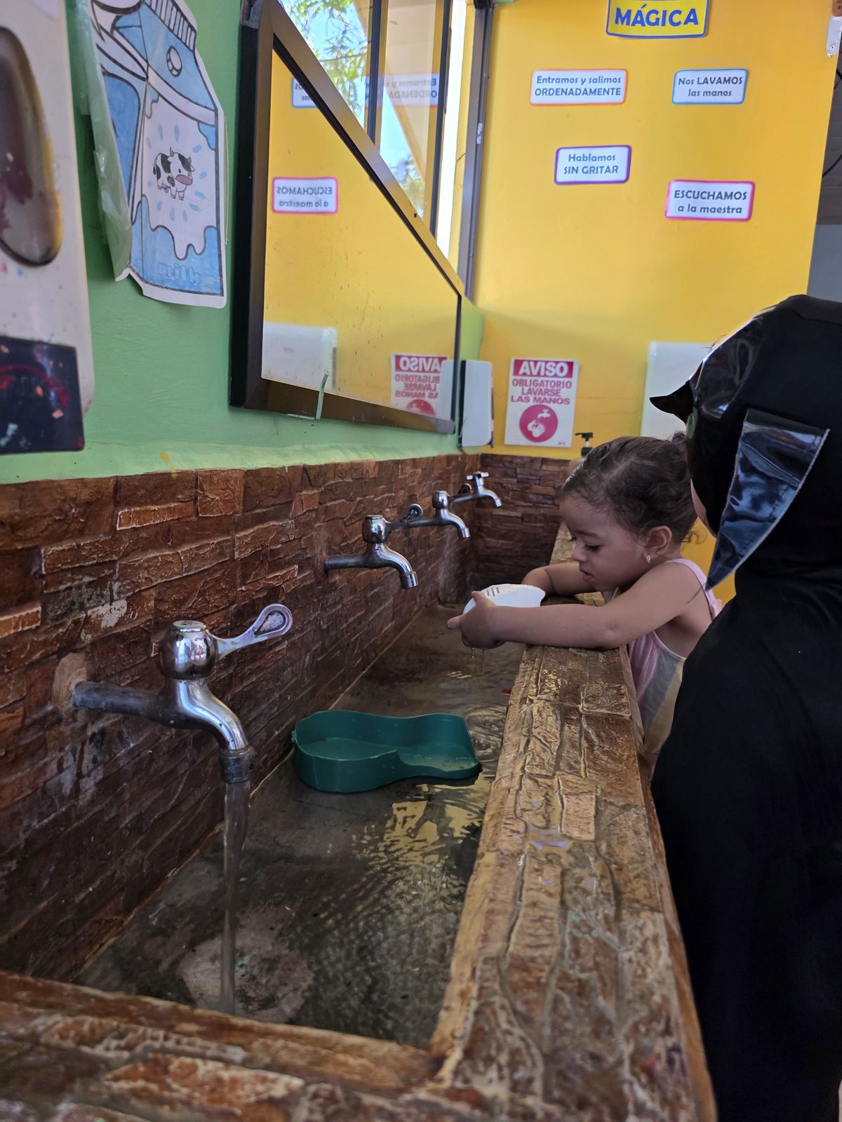 Niña participando en una actividad tranquila