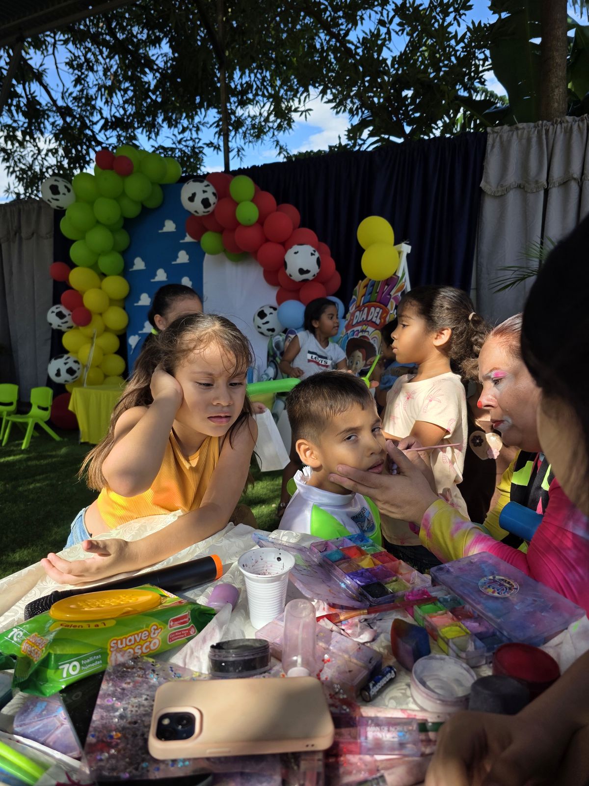 Niñas compartiendo una actividad creativa con su maestra